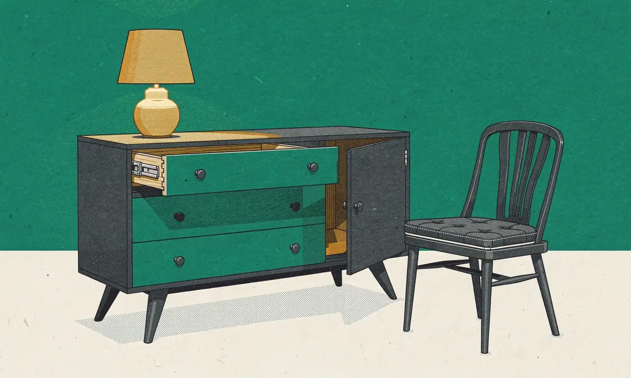 Risoprint van een dressoir met open lade en deurtje, stoel met kussen en amberkleurige tafellamp