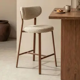 Barkruk met houten poten bij LUMZ