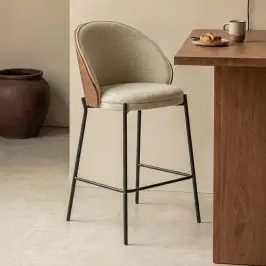 Barkruk met walnoot rugleuning bij LUMZ