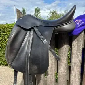 Bates Innova dressuurzadel 18 inch. bij De Paardenschuur