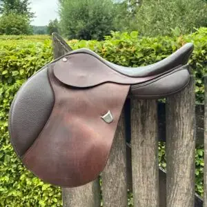 Bates springzadel 17 inch. bij De Paardenschuur