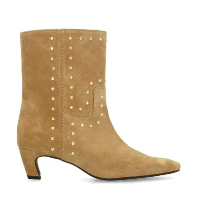 Beige suède enkellaarsjes met goudkleurige studs bij Sacha