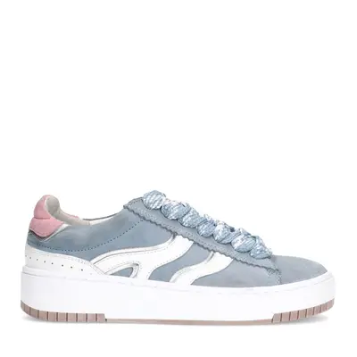 Blauwe suède sneakers met witte details bij Sacha