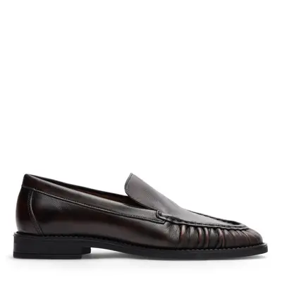 Brownwashed leren loafers met rimpel design bij Sacha