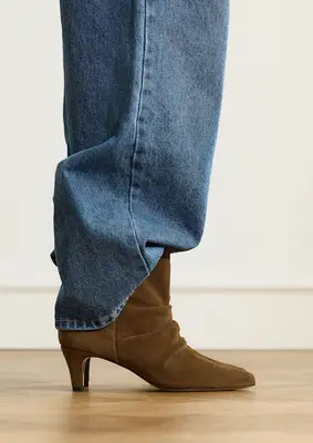 Bruine suède slouchy enkellaarsjes bij Manfield