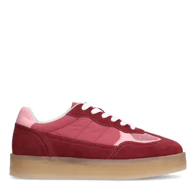 Burgundy suède sneakers met roze details bij Sacha