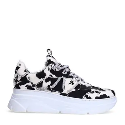 Cow print sneakers bij Sacha