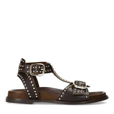 Donkerbruine leren sandalen met goudkleurige buckles en studs bij Sacha