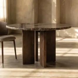 Eettafel met marmeren blad bij LUMZ