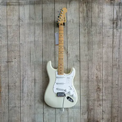 Fender Standard Series Stratocaster Maple Olympic White bij Gooise-Gitaren