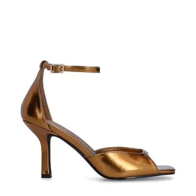Gouden sandalen met hak bij Sacha