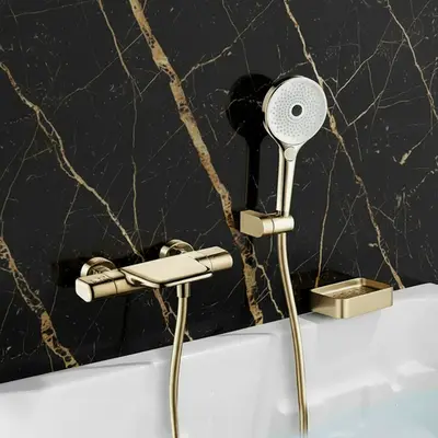 Gouden thermostatische badkraan met handdouche bij Badkranenwinkel
