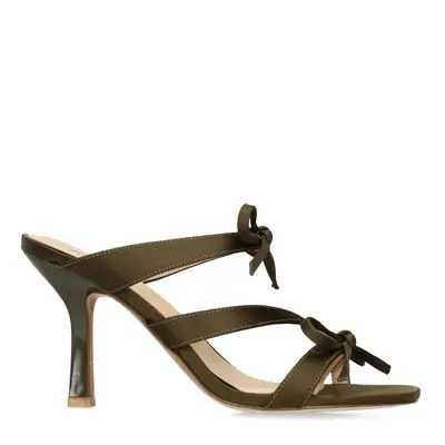 Groene sandalen met hak en strikjes bij Sacha