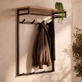 Grote kapstok met houten plank bij LUMZ