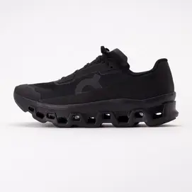 Hardloopschoen On Running Men Cloudmonster Void Black Black bij Sneaker District