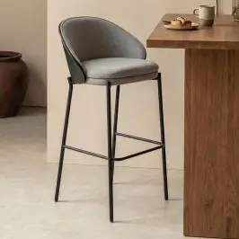 Hoge barkruk met houten rugleuing bij LUMZ