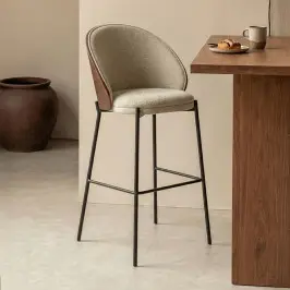 Hoge barkruk met houten rugleuning bij LUMZ