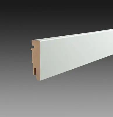 Hoge plint wit met folie 18x75 mm - 240 cm bij Houtmarkt.nl