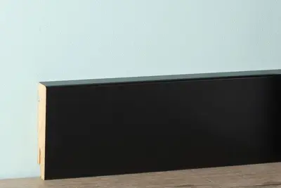 Hoge plint zwart met folie 18x75 mm - 240 cm bij Houtmarkt.nl