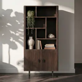 Houten boekenkast met latjes bij LUMZ