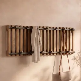 Houten kapstok met latjes bij LUMZ