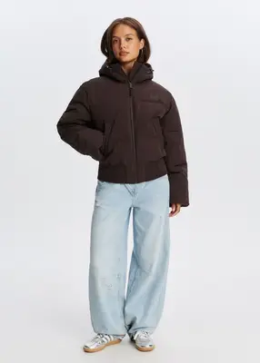Korte puffer jas bij The Sting