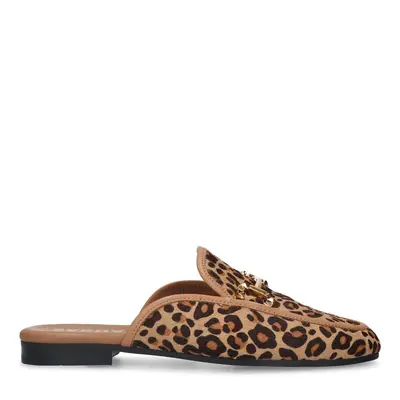 Leopard slip on loafers met goudkleurige chain bij Sacha