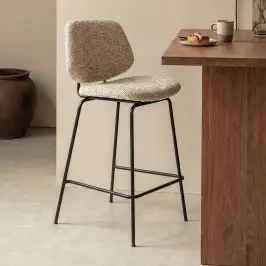Moderne barkruk kookeiland bij LUMZ
