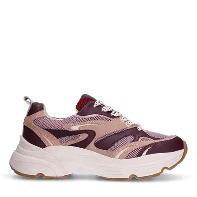 Paarse leren sneakers met rode details bij Sacha