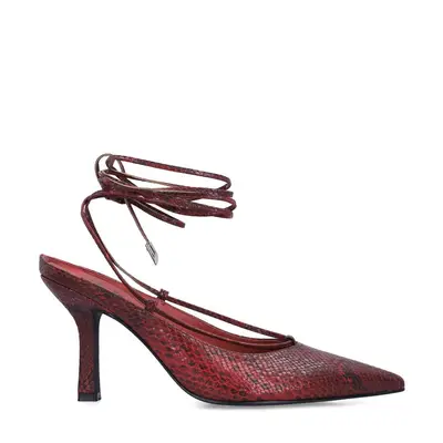 Rode snake pumps bij Sacha