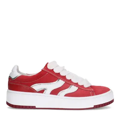 Rode suède sneakers met witte details bij Sacha
