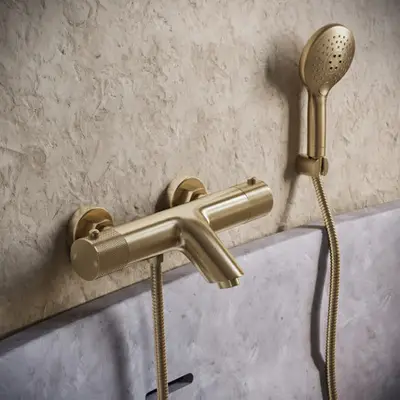 Saniclear Brass Curved thermostatische opbouw badkraan geborsteld messing / mat goud met 2 standen handdouche bij Sanitairkamer