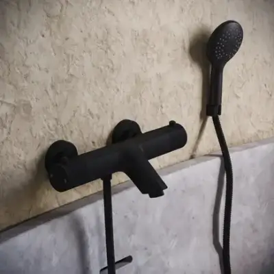 Saniclear Nero Stripes thermostatische opbouw badkraan mat zwart met 2 standen handdouche bij Sanitairkamer