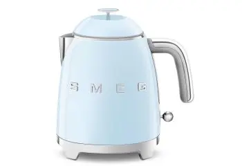 SMEG MINI WATERKOKER 0,8LTR BLAUW bij Kookshop de Pepermolen
