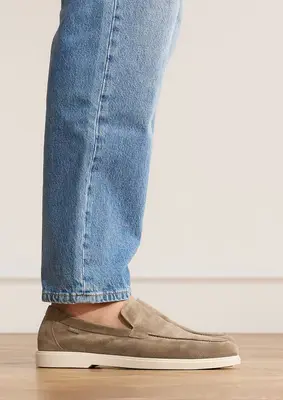 Taupe suède loafers bij Manfield