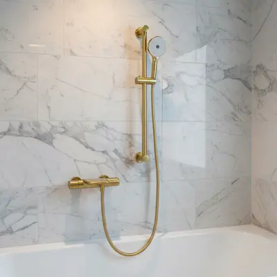 Thermostatische badkraan met glijstang – geborsteld goud bij Badkranenwinkel