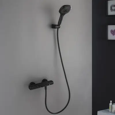 Thermostatische waterval badkraan met handdouche – mat zwart bij Badkranenwinkel