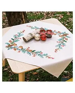 Vervaco borduurpakket tafelkleed roodborstje in de dennenboom PN-0221117 voorbedrukt bij C.R. Couture
