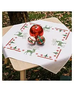 Vervaco borduurpakket tafelkleed wintergroen rendier PN-0226585 voorbedrukt bij C.R. Couture