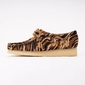 Veterschoen Clarks Originals Women Wallabee Tiger Print bij Sneaker District