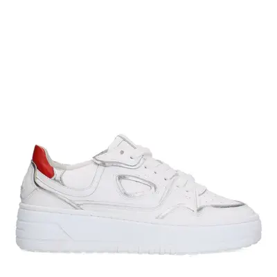 Witte leren sneakers met zilveren details bij Sacha
