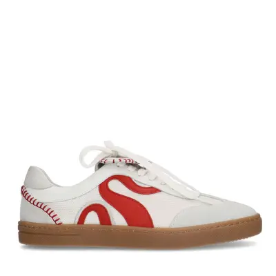 Witte suède sneakers met rode details bij Sacha