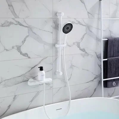 Witte thermostatische badkraan met handdouche en glijstang bij Badkranenwinkel