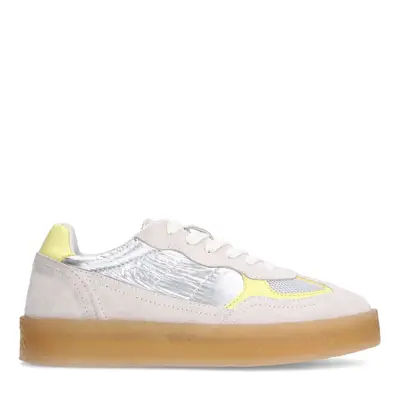 Zilveren suède sneakers met gele details bij Sacha