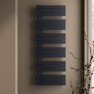 Zwarte badkamer radiator verticaal 60cm breed bij Sanitear