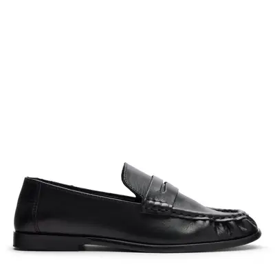 Zwarte leren loafers bij Sacha