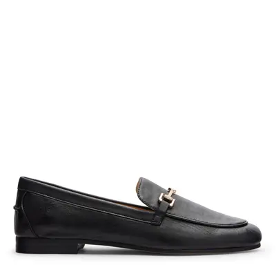 Zwarte leren loafers met goudkleurige chain bij Sacha
