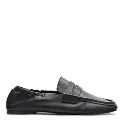 Zwarte leren loafers met rimpel design bij Sacha