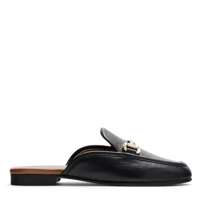 Zwarte leren slip on loafers met goudkleurige chain bij Sacha