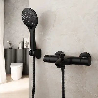 Zwarte thermostatische badkraan met 3 standen handdouche bij Badkranenwinkel
